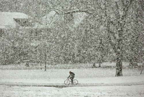 Ποδήλατο σε χιονισμένο τοπίο