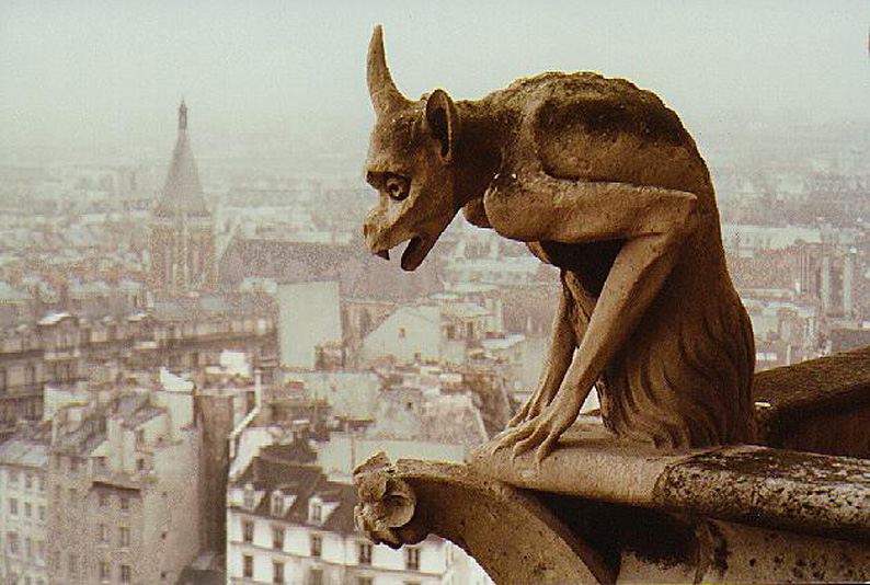 Τερατόμορφο άγαλμα Γκαργκόιλ στην Παναγία των Παρισίων / Gargoyle on top of Notre Dame, in Paris