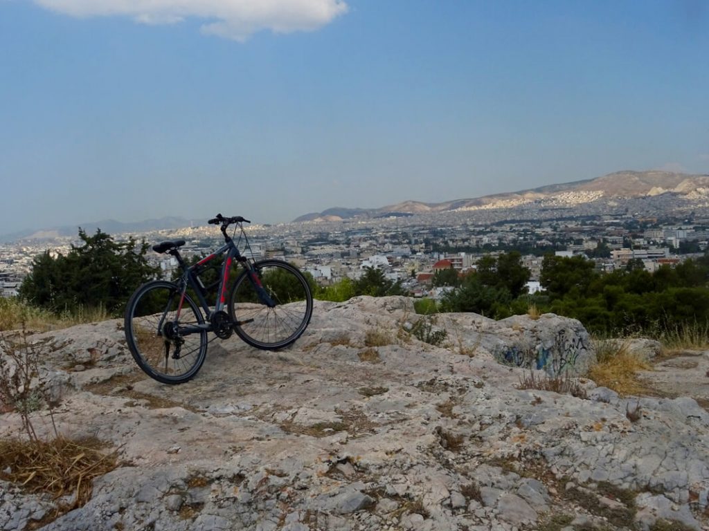 Η θέα της Αθήνας από τα βράχια του Φιλοπάππου