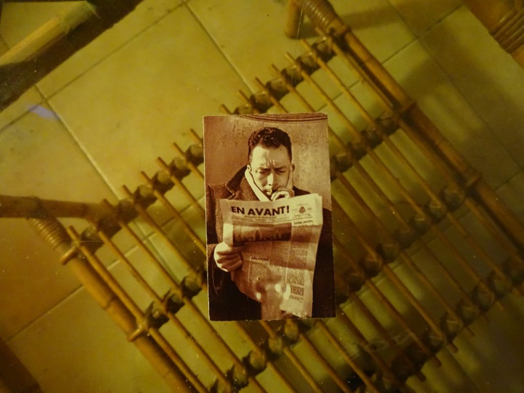 Ο Αλμπέρ Καμύ και το αθέατο καλοκαίρι / Albert Camus reading a newspaper