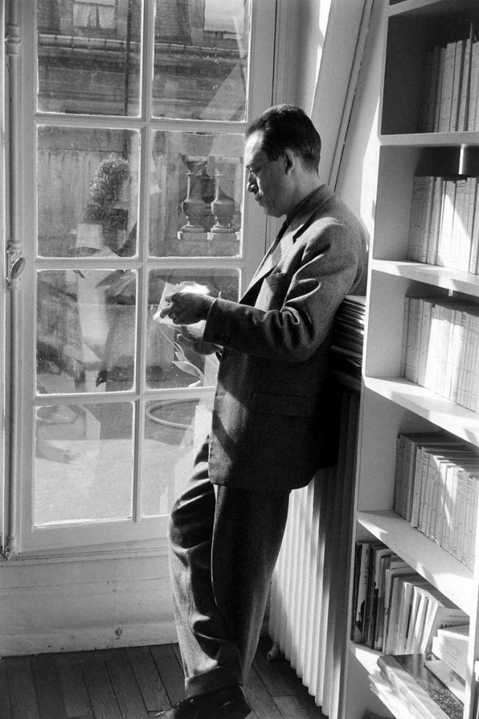 Ο Αλμπέρ Καμύ πλάι στο παράθυρο / Albert Camus by the window