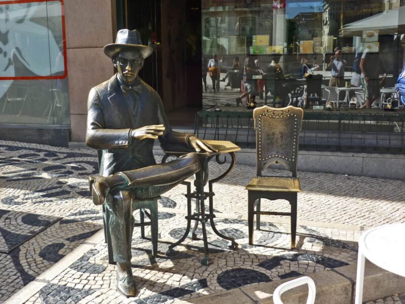 Άγαλμα του Φερνάντο Πεσσόα στη Λισαβόνα, έξω από το καφέ Brasileira / Fernando Pessoa statue, Brasileira cafe in Lisbon