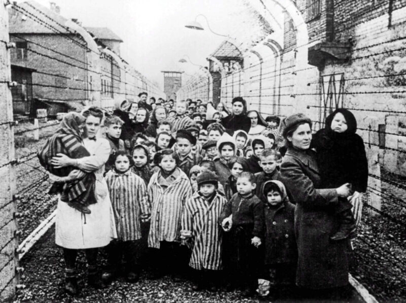 Φυλακισμένες μητέρες και παιδιά στο Άουσβιτς / Women and children prisoners in Auschwitz