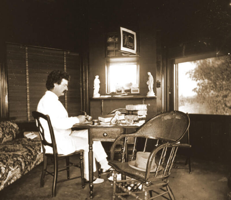 Ο Μαρκ Τουέιν στο γραφείο του / Mark Twain at his desk, writing