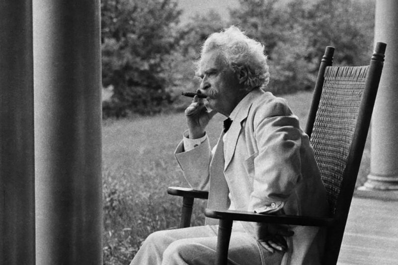 Ο Μαρκ Τουέιν καπνίζοντας πούρο / Mark Twain smoking a cigar