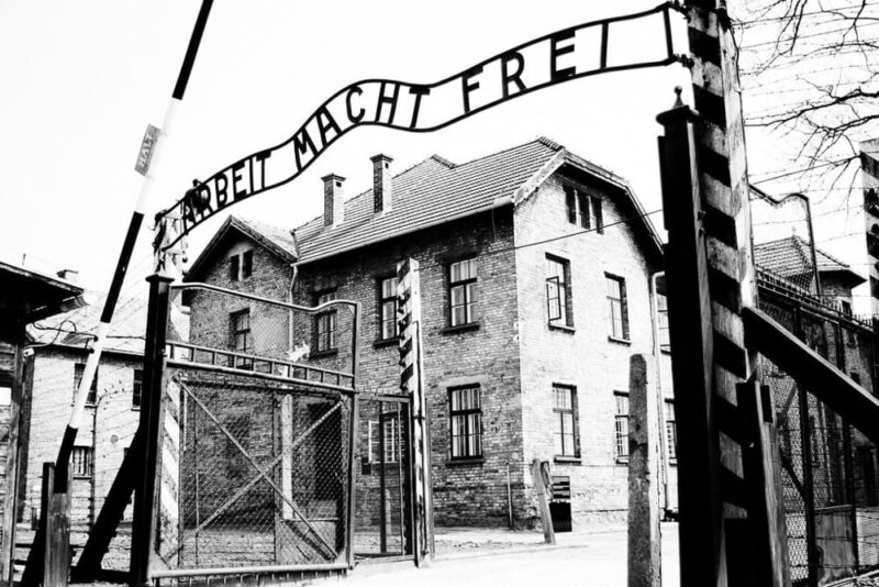 Η είσοδος στο Άουσβιτς... Auschwitz nazi concentration camp entrance...
