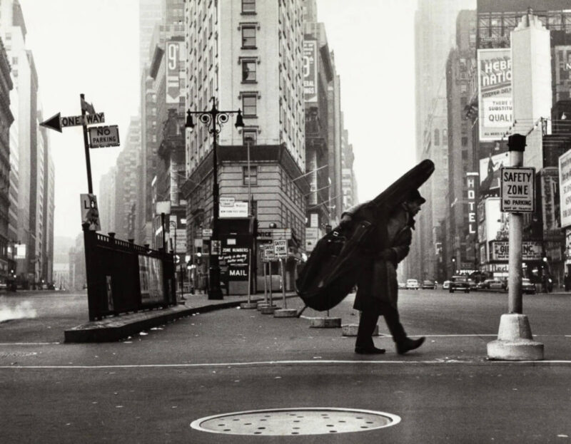 Μουσικός σε δρόμο της Νέας Υόρκης, κατά τη δεκαετία του 50 / Musician walking in a street in New York during the 1950s