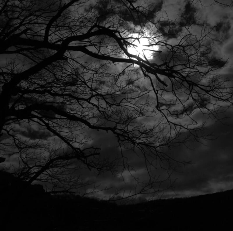 Νυχτερινός ουρανός και φεγγάρι πίσω από σύννεφα / Night moon and cloudy sky