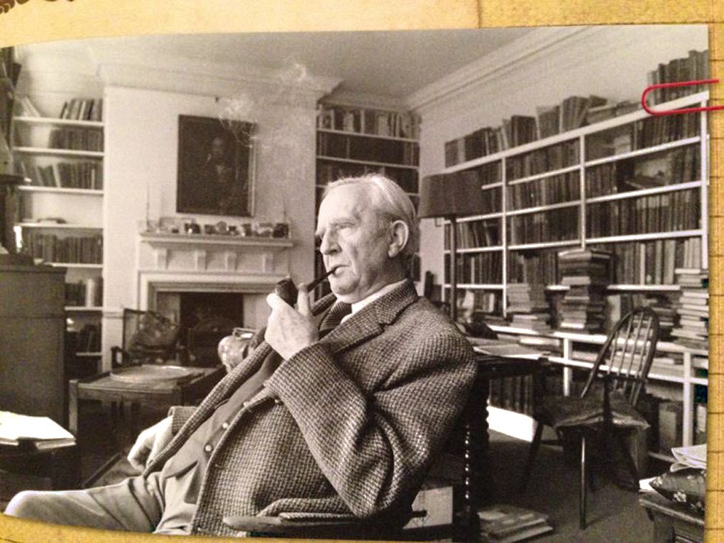 Ο Τζ. Ρ. Ρ. Τόλκιν στο γραφείο του / J. R. R. Tolkien smoking a pipe in his office