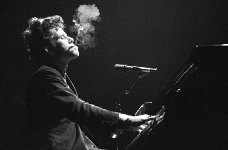 Tom Waits live playing the piano, during the 80's / Ο Τομ Γουέιτς στο πιάνο