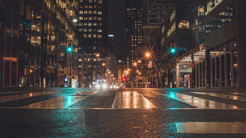 Νυχτερινή άποψη ενός δρόμου της Νέας Υόρκης / New York City street by night