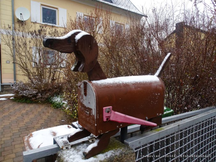 Λεπτομέρεια από κουτί ταχυδρομείου στο Münchberg της Βαυαρίας / Dog mailbox in Münchberg, Bavaria