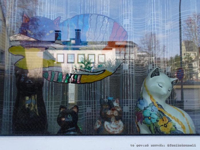 Αγαλματάκια γάτας σε παράθυρο σπιτιού στο Münchberg της Βαυαρίας