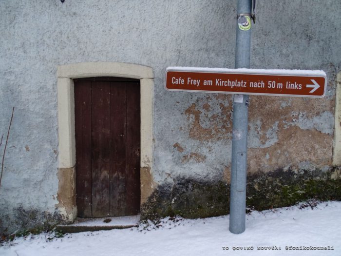 Πινακίδα και παλιά πόρτα στο Münchberg της Βαυαρίας / Old door and street sign in Münchberg, Bavaria