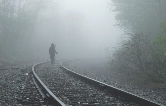 Walking on railway tracks in the fog / Βαδίζοντας στην ομίχλη